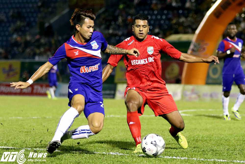 Sithu Aung (áo xanh) là cái tên đã khá quen thuộc với khán giả Việt Nam (Ảnh: Quang Minh)