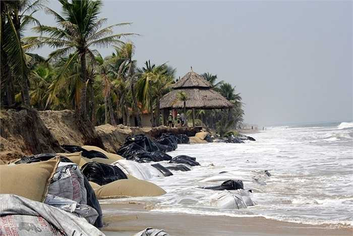 Mấy ngày gần đây, tình trạng sạt lở ở bãi biển Cửa Đại (TP Hội An, Quảng Nam) tái diễn. Mưa lớn kéo dài, hàng trăm mét bờ kè bị sóng đánh sập. Người dân và các khu du lịch, nhà hàng dọc 3 km bờ biển bị uy hiếp.