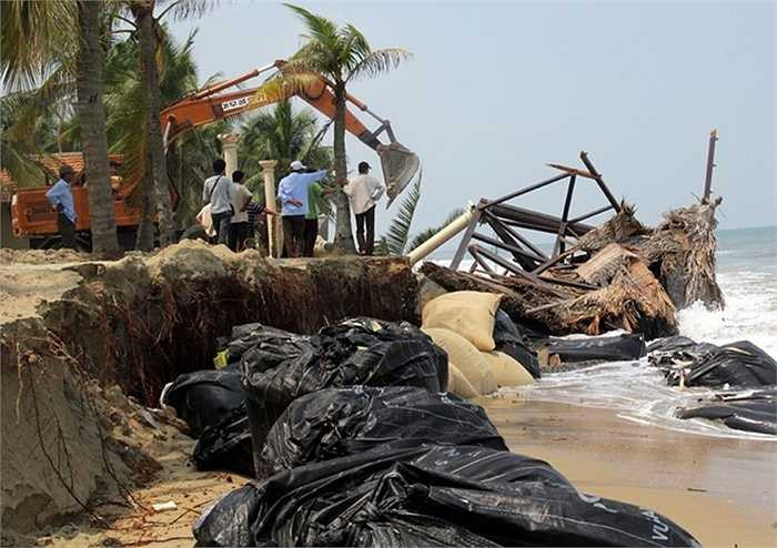 'Sáng 2/11, chỉ trong 5 tiếng mà biển ngoạm sâu mất hơn 10 m đất, một đoạn bờ kè bằng bao cát dài gần 300 m tan nát. Không biết sắp tới sẽ như thế nào', một chủ nhà hàng nói.
