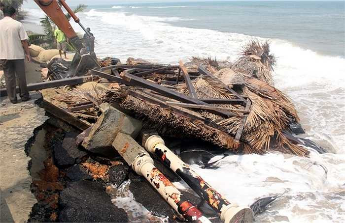 'Chúng tôi đã chỉ đạo nhiều đoàn cán bộ của thành phố xuống hướng dẫn người dân cách che chắn, chằng chống khỏi bị sạt lở nhưng cũng chỉ là biện pháp tạm thời', ông Nguyễn Văn Dũng, Chủ tịch UBND TP Hội An nói. Hàng loạt hội thảo trong đó có cả chuyên gia trong nước và quốc tế tham dự, nhưng đến nay nhà chức trách Quảng Nam vẫn chưa tìm ra giải pháp nào để cứu cửa biển được xem là đẹp và sầm uất nhất Đàng Trong từ thời Chămpa này. 