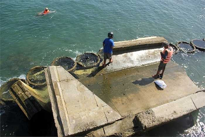 Gần đây nhất, ngày 26/10 giới chức tỉnh Quảng Nam đã có buổi làm việc với đoàn đại sứ Hà Lan cùng nhiều chuyên gia từ các trường đại học của vương quốc này để chia sẻ kinh nghiệm ứng phó với sạt lở. Tại đây, đoàn chuyên gia đã đưa ra nhiều giải pháp nhằm cứu bờ biển Cửa Đại, tuy nhiên phương án này nếu thực hiện trong khoảng 20 năm và có thể tốn 40 triệu euro. Trong ảnh là một đoạn kè cứng bằng bêtông bị sóng đánh tan, lôi xuống biển.