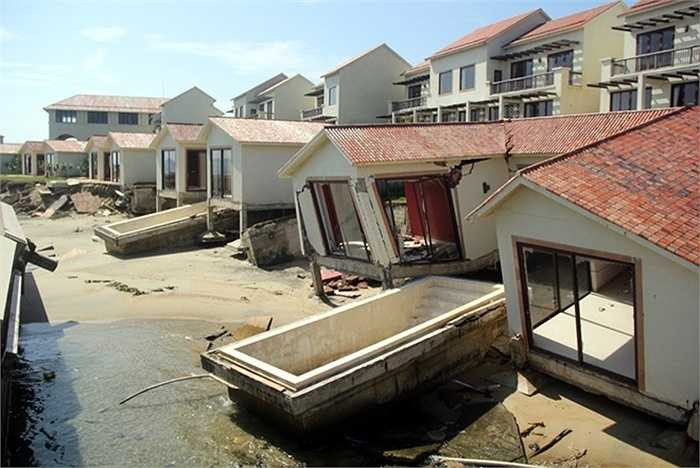 Trong khi nhà chức trách vẫn đang loay hoay tìm giải pháp thì tình trạng sạt lở đang dần trở nên nghiêm trọng. Nhiều khu nghỉ dưỡng ven biển được đầu tư hàng trăm tỷ đồng đã phải bỏ hoang do sạt lở.