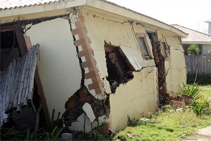 Khu nghỉ dưỡng này được đầu tư hàng trăm tỷ đang dần bị kéo xuống biển. Sóng biển xâm thực khiến cho nhiều ngôi nhà ở đây nứt toác.