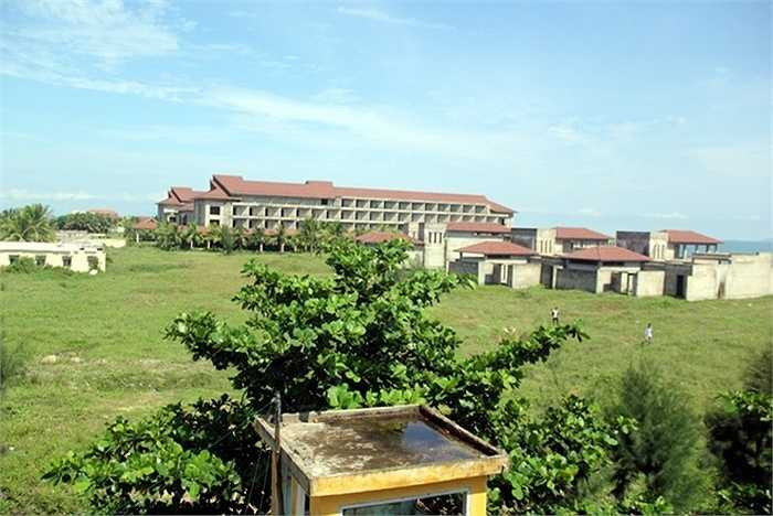 Khu vực rộng lớn này thuộc khu nghỉ dưỡng đầu tư gần 300 tỷ đồng, với hàng chục ngôi nhà hướng ra biển. Tuy nhiên, khi gần hoàn thành thì tình trạng sạt lở xảy ra, chủ đầu tư đành bỏ hoang. 