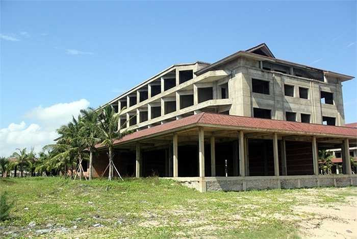  Hiện nước biển chỉ còn cách móng tòa nhà 3 tầng này khoảng 10 m, trong khi trước đó khoảng cách này rất xa. Theo các chuyên gia, nguyên nhân sạt lở bờ biển là thượng nguồn sông Thu Bồn có quá nhiều thủy điện, dẫn đến tình trạng cát từ dòng sông này đổ ra biển bị thiếu hụt. Ngoài ra tình trạng hút cát trên sông Thu cũng là nguyên nhân. 