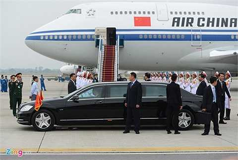 Chiếc xe limousine sang trọng xuất hiện tại sân bay Nội Bài trưa 5/11 để đón Tổng Bí thư, Chủ tịch Trung Quốc Tập Cận Bình trong chuyến thăm Việt Nam là một trong hai chiếc Mercedes-Benz S600 Pullman Guard Limousine được Bộ Ngoại giao nhập về hồi tháng 5.