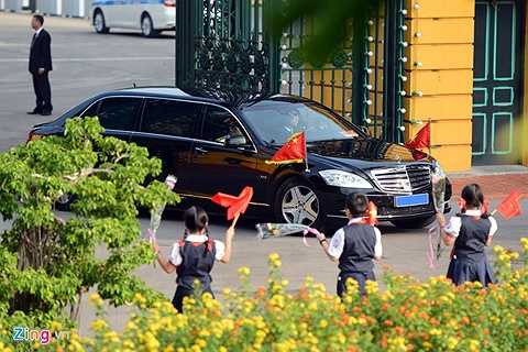 Khối động cơ của Mercedes-Benz S600 Pullman Guard Limousine là V12 5.5 lít, tăng áp kép, sản sinh công suất 510 mã lực và mô-men xoắn cực đại 827 Nm.