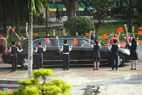 Thiết kế ngoại thất của Mercedes-Benz S600 Pullman Guard Limousine vẫn duy trì phong cách của mẫu S600 tiêu chuẩn, với la-zăng 5 chấu, đèn sương mù LED và chụp ống xả kép. Tuy nhiên, thân xe được kéo dài hơn 1.143 mm, bổ sung thêm một hàng ghế, nên khoang hành khách phía sau có thể chở 4 người, ngồi quay mặt vào nhau.