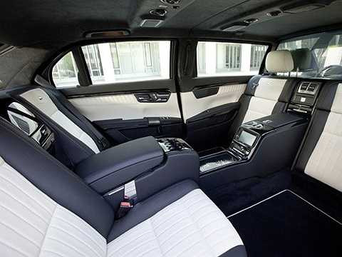 Khoang lái và khoang hành khách phía sau được ngăn cách với nhau bằng một vách ngăn chỉnh điện, có thể làm mờ chỉ bằng một nút bấm khi cần thiết. (Ảnh nội thất chiếc xe khác cùng loại)