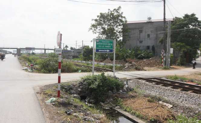 Vị trí đường ngang tàu hỏa dẫn vào xã Lê Thiện, huyện An Dương nơi hai nữ sinh băng qua bị tàu đâm chết - Ảnh: Tiến Thắng