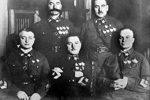 Năm vị Nguyên soái đầu tiên của Liên Xô, được phong vào tháng 11/1935, trong ảnh, Tukhachevsky ngồi ngoài cùng bên trái