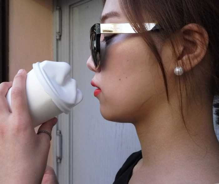 Giới trẻ Hàn Quốc mê mệt ly cà phê 'biết hôn'