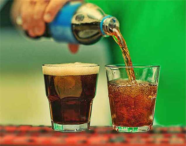 Tránh soda: Một nghiên cứu gần đây khẳng định rằng những người uống soda có nguy cơ tăng kích thước vòng eo so với những người không uống. Soda chứa các chất làm ngọt nhân tạo. Nó ảnh hưởng đến mức insulin trong cơ thể và gâylưu trữ mỡ bụng.