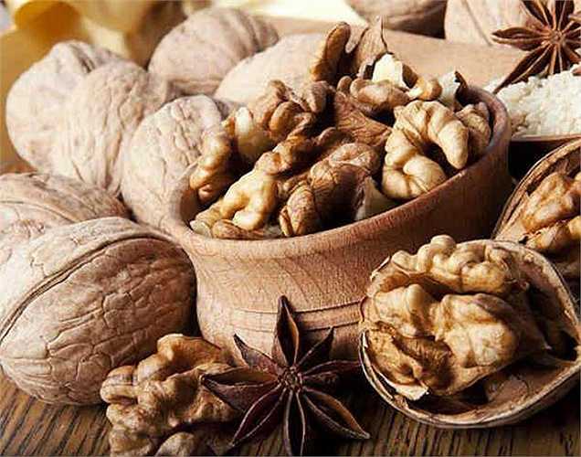Ăn quả óc chó: Ăn quả óc chó hàng ngày giúp giảm cân. Tiêu thụ các quả óc chó thường xuyên để bạn có thể tránh tăng cân. Đây là một trong những cách dễ nhất để giảm mỡ bụng của bạn.
