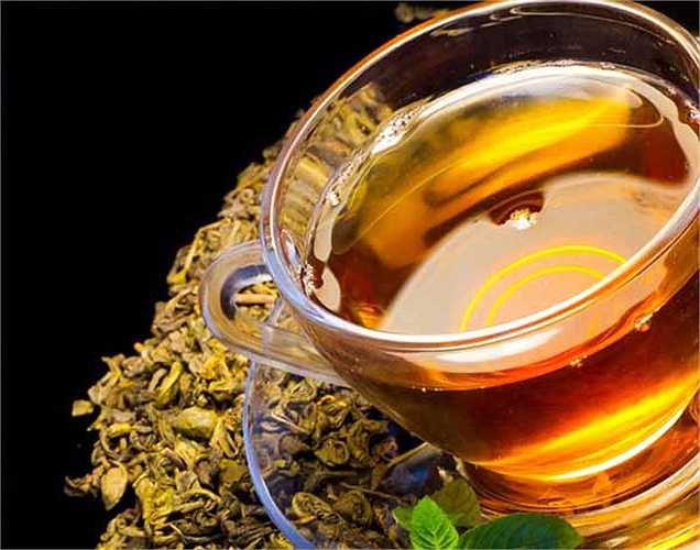 Uống trà xanh: Thay vì uống cà phê, uống trà xanh cũng giúp bạn tỉnh táo lâu, nó còn giúp bạn giảm cân. Uống trà xanh cho một vòng eo mảnh mai vì trà xanh có những lợi ích sức khỏe khác nhau và giúp giảm cân. Đây là một cách để giảm mỡ bụng.