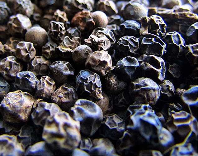 Sử dụng hạt tiêu đen: Một hợp chất được tìm thấy trong hạt tiêu đen gọi là piperine được dùng để điều trị tình trạng sức khỏe khác nhau như viêm và rắc rối ở bụng. Nó giúp làm giảm kích thước vòng eo, mỡ cơ thể và cholesterol.