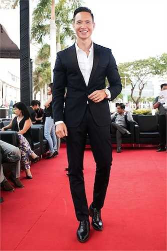 Nam tài tử gốc Việt khoe vẻ điển trai, lịch lãm với vest của NTK Xuân Lê.