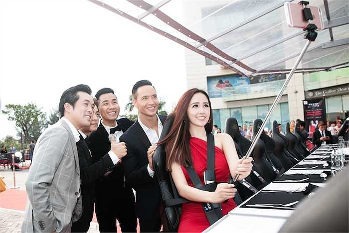 ... và cùng nhau chụp hình 'tự sướng'.