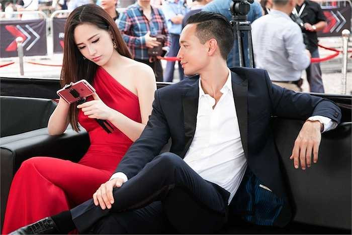 Cả hai vui vẻ trò chuyện ...