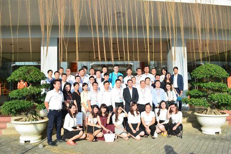 Thanh niên Trung Quốc múa sạp cùng sinh viên Việt Nam