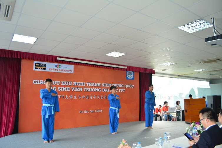 Thanh niên Trung Quốc múa sạp cùng sinh viên Việt Nam