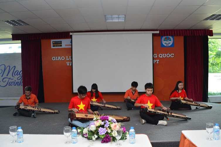 Thanh niên Trung Quốc múa sạp cùng sinh viên Việt Nam