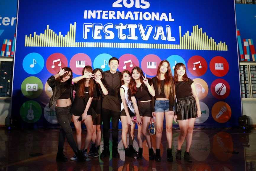 Vlogger Huyme hâm nóng đêm âm nhạc của học sinh Thủ đô