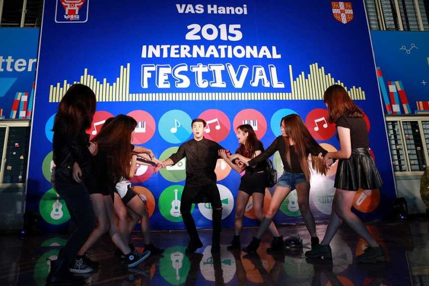 Vlogger Huyme hâm nóng đêm âm nhạc của học sinh Thủ đô