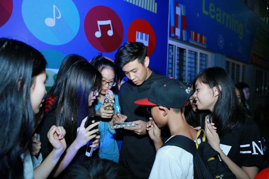 Vlogger Huyme hâm nóng đêm âm nhạc của học sinh Thủ đô