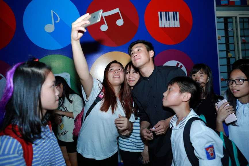 Vlogger Huyme hâm nóng đêm âm nhạc của học sinh Thủ đô