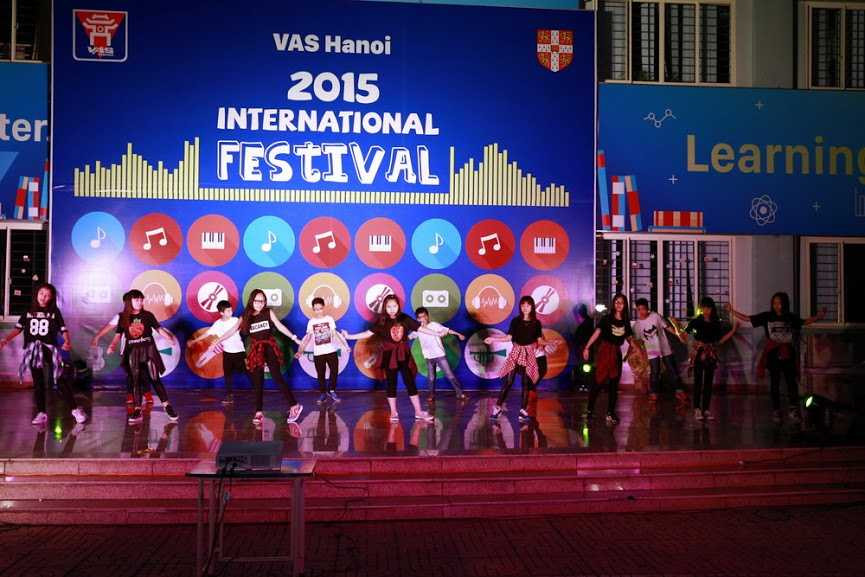 Vlogger Huyme hâm nóng đêm âm nhạc của học sinh Thủ đô