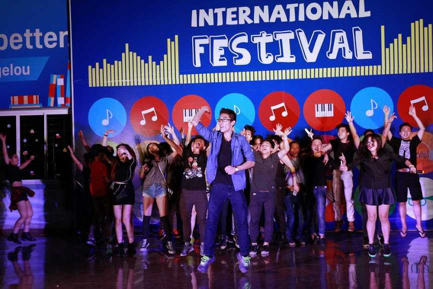 Vlogger Huyme hâm nóng đêm âm nhạc của học sinh Thủ đô