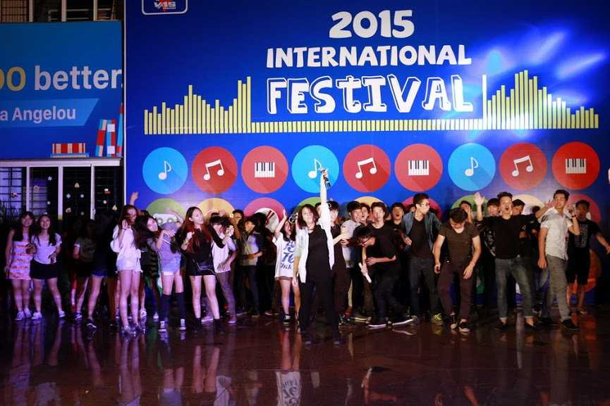 Vlogger Huyme hâm nóng đêm âm nhạc của học sinh Thủ đô