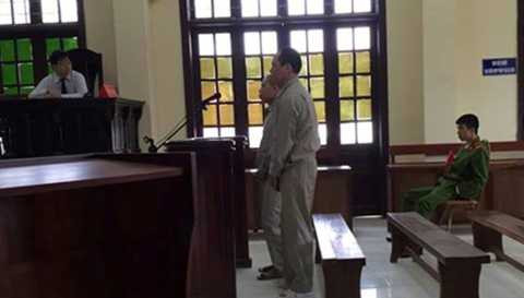 Các đối tượng trước vòng móng ngựa, nghe tuyên án. Ảnh: Duy Chiến.