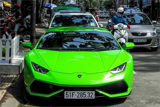 Chiếc Lamborghini Huracan thứ 6 tại Việt Nam. Về ngoại hình, mẫu xe này không có sự khác biệt so với chiếc thứ 2 thuộc sở hữu của thiếu gia Phan Thành. 