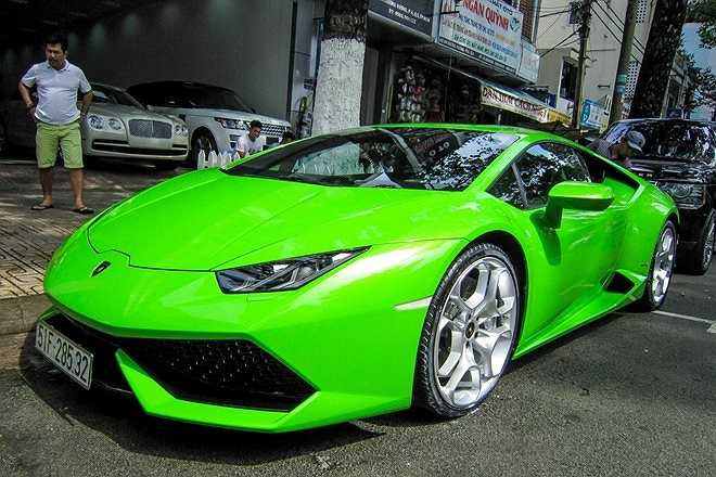 Hiện tại Việt Nam có 3 chiếc Huracan cùng màu xanh nõn chuối, chiếc thứ 5 có một chút khác biệt nhờ nắp ca-pô làm bằng kính.