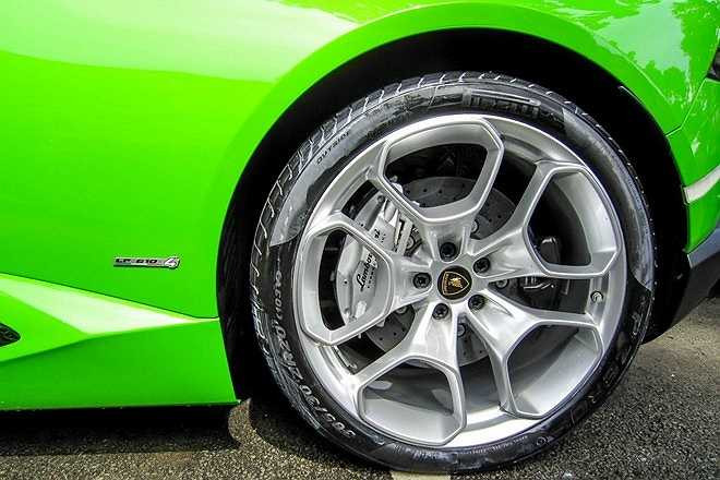  Vành xe tiêu chuẩn trên Huracan 20 inch, kết hợp với lốp Pirelli 245/30 R20 phía trước và Pirelli 305/30 R20 phía sau. 