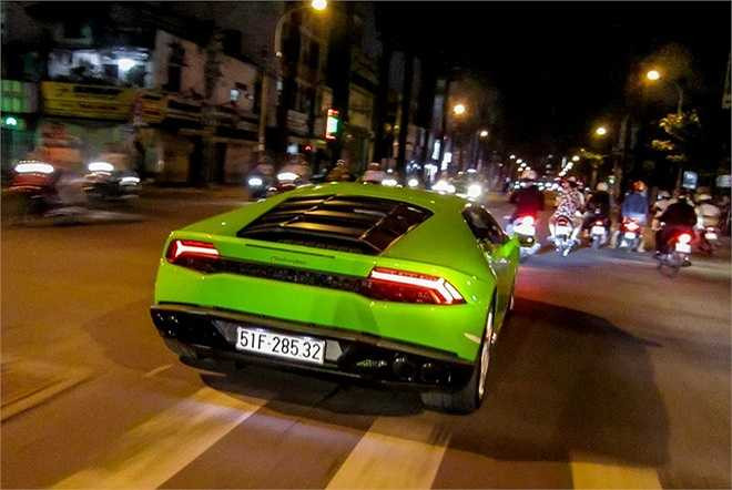 Do sử dụng động cơ hút khí tự nhiên, Huracan khá tốn nhiên liệu. Trên đường phố, siêu xe này tiêu tốn 17,8 lít/100 km. Mức tiêu hao trên xa lộ là 9,4 lít/100 km. Trung bình, Huracan tốn 12,5 lít/100 km. Tuy nhiên, lượng khí thải CO2 chỉ 290 g/km, đạt tiêu chuẩn Euro 6