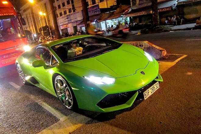 Huracan sử dụng hệ thống dẫn động bốn bánh toàn thời gian, kết hợp với hộp số tự động ly hợp kép 7 cấp, tăng tốc từ 0-100 km/h trong 3,2 giây, tốc độ tối đa 325 km/h. 