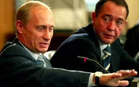 Ông Mikhail Lesin (phải) khi còn giữ vai trò trợ lý Tổng thống Nga Vladimir Putin (trái) - Ảnh: Reuters/BBC. Ông Mikhail Lesin (phải) khi còn giữ vai trò trợ lý Tổng thống Nga Vladimir Putin (trái) - Ảnh: Reuters/BBC.
