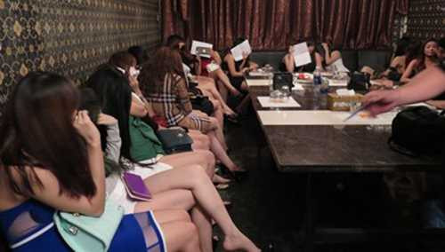 Gần 30 tiếp viên nữ đang phục vụ hát karaoke cho khách nước ngoài Gần 30 tiếp viên nữ đang phục vụ hát karaoke cho khách nước ngoài