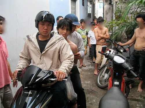 Lâm Hiếu Long (người cầm lái) trong một vụ khống chế tội phạm.