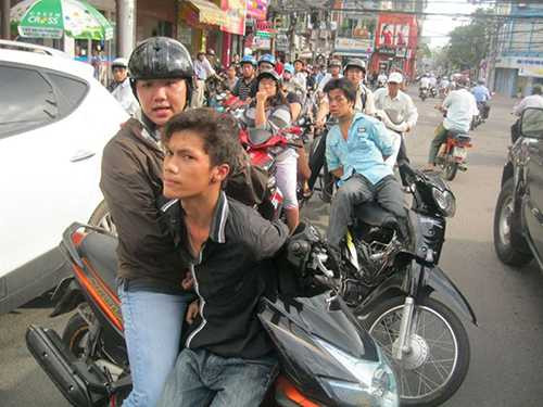 Các “hiệp sĩ” trong một màn bắt giữ bộ đôi cướp giật trên đường phố.