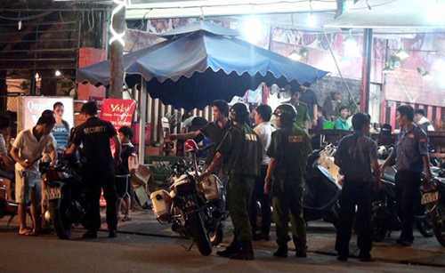 Lực lượng cảnh sát đến hiện trường xử lý vụ việc - Ảnh: Đại Việt Lực lượng cảnh sát đến hiện trường xử lý vụ việc - Ảnh: Đại Việt