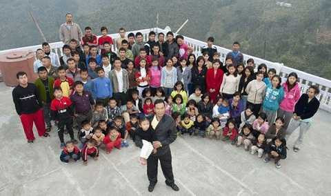 Cả gia đình ông Chana cùng sống trong một tòa nhà 4 tầng ở ngôi làng miền núi phía đông bắc Ấn Độ