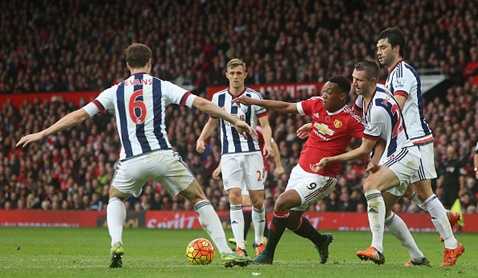 Martial trong vòng vây các hậu vệ West Brom