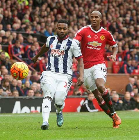 Ashley Young tiếp tục được sử dụng ở vị trí hậu vệ phải