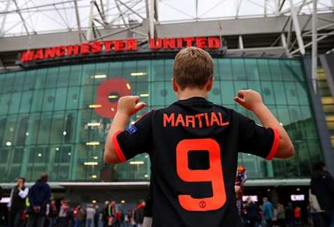 CĐV MU mặc áo số 9 của Martial