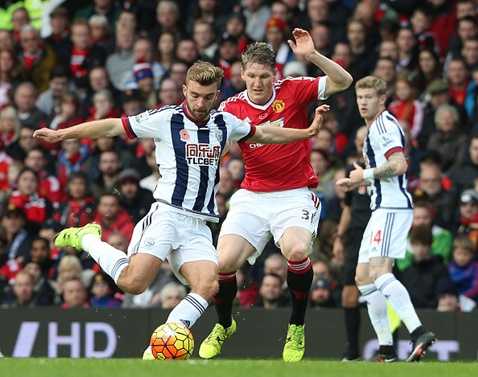 Schweinsteiger và Carrick dù đã ngoài 30 nhưng vẫn chơi xông xáo trong phần lớn thời gian thi đấu