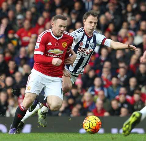 Rooney bị người đồng đội cũ theo như hình với bóng